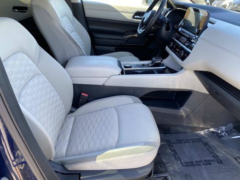 Used 2022 Nissan Pathfinder SV AWD/4WD image 23