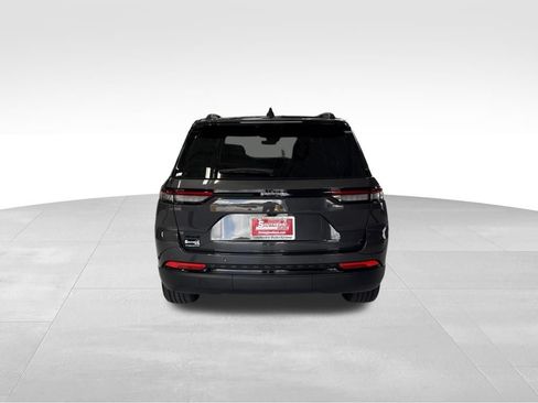 Used 2025 Jeep Grand Cherokee Altitude AWD/4WD image 3