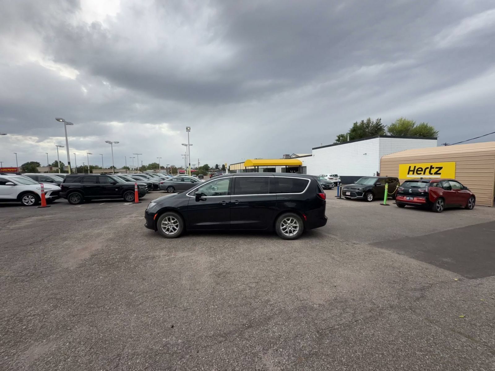 Used 2023 Chrysler Voyager LX FWD image 8