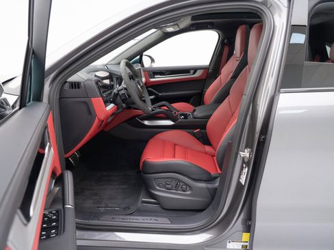 Used 2025 Porsche Cayenne GTS image 18