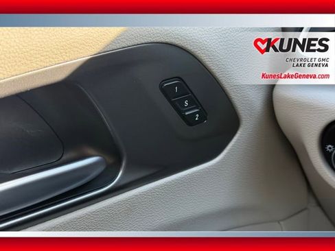 Used 2024 Chrysler Pacifica Select image 45