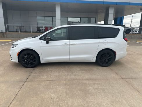 Used 2025 Chrysler Pacifica Limited FWD image 33