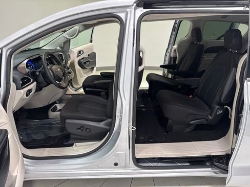 Used 2022 Chrysler Voyager LX FWD image 10