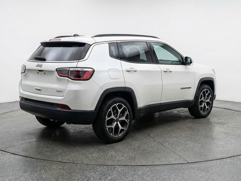 Used 2025 Jeep Compass Limited image 9