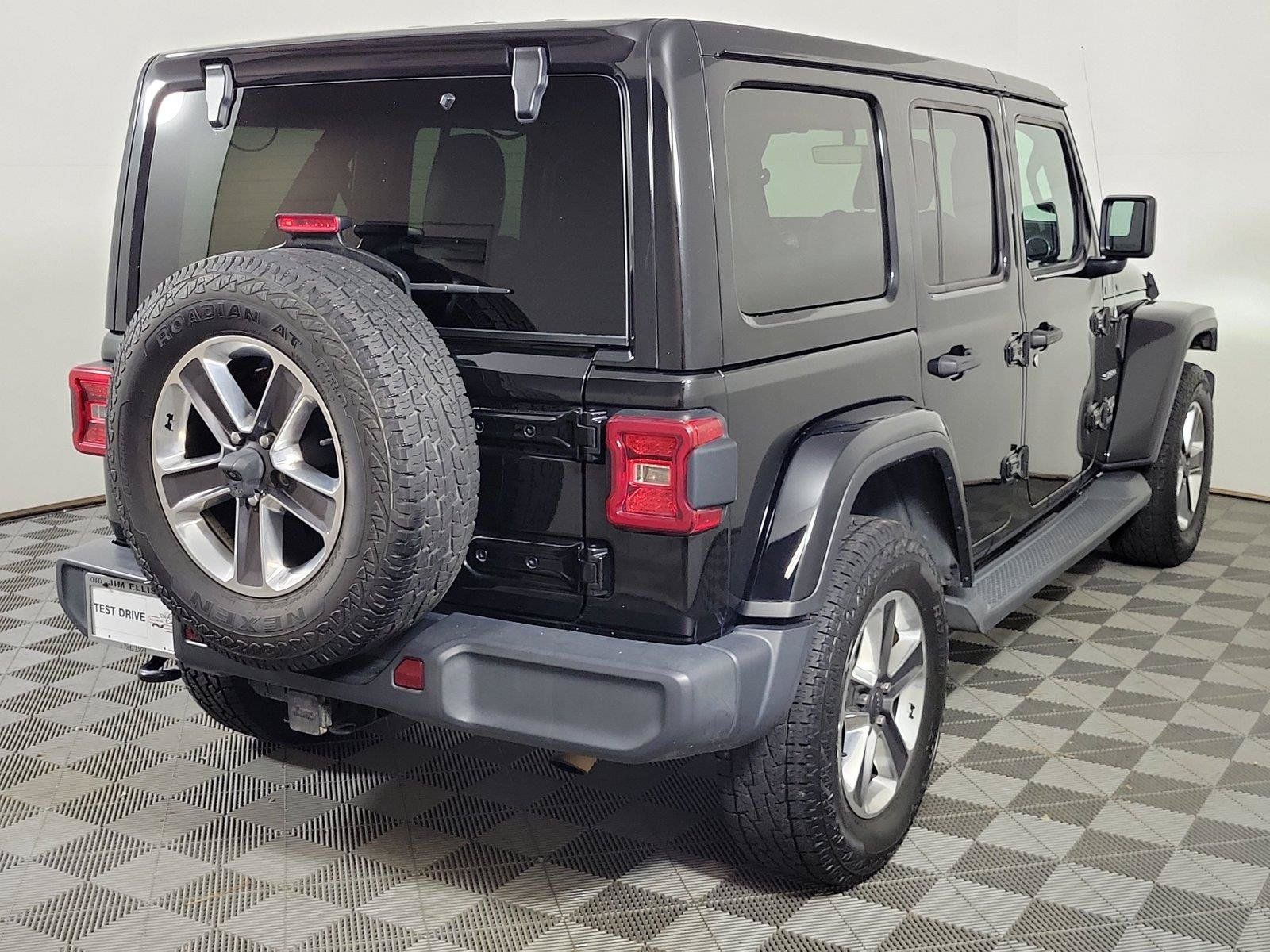 Used 2018 Jeep Wrangler Unlimited Sahara w/ Dual Top Group AWD/4WD image 6