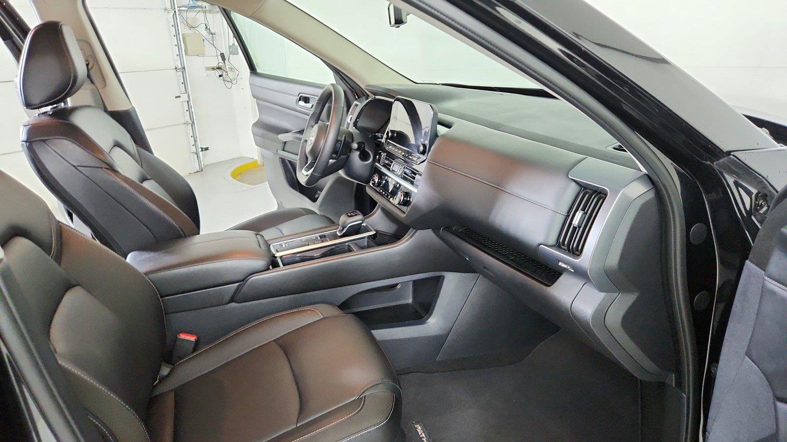 Used 2025 Nissan Pathfinder SL FWD image 27