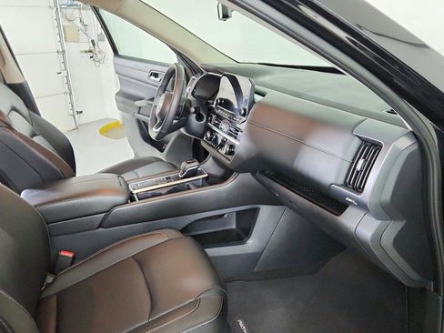 Used 2025 Nissan Pathfinder SL FWD image 27