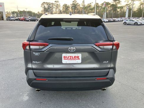 Used 2021 Toyota RAV4 XLE w/ Convenience Package image 4
