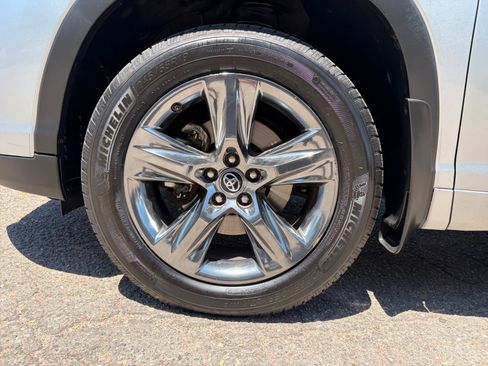 Used 2018 Toyota Highlander Limited Platinum AWD/4WD image 11