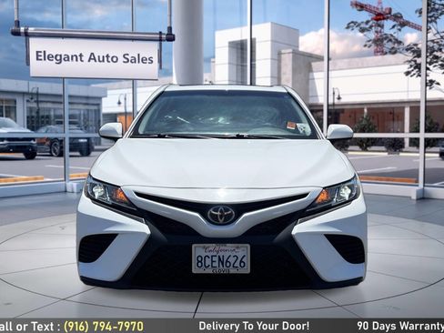 Used 2018 Toyota Camry SE w/ Moonroof Package FWD image 2