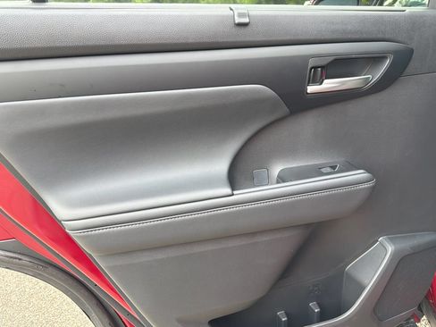 Used 2025 Toyota Highlander XLE FWD image 30