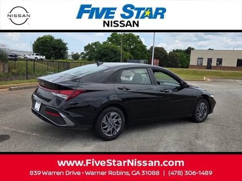 Used 2024 Hyundai Elantra SEL FWD image 11