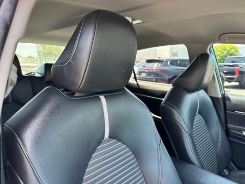 Used 2019 Toyota Camry SE FWD image 14