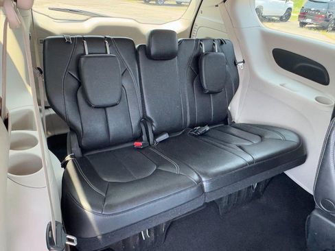 Used 2023 Chrysler Pacifica Touring-L FWD image 13