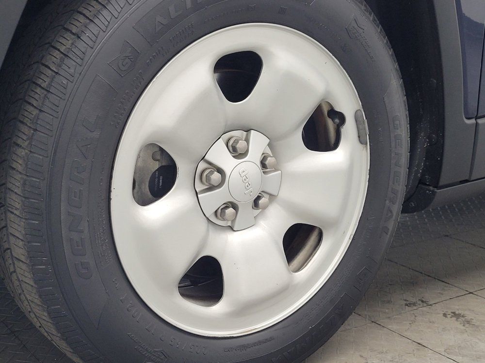 Used 2015 Jeep Cherokee Sport FWD image 31