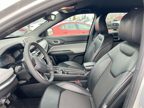 Used 2024 Jeep Compass Latitude AWD/4WD image 11