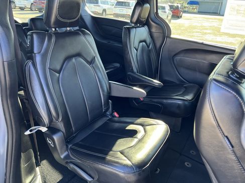 Used 2025 Chrysler Pacifica Select image 14