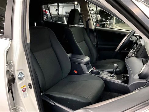 Used 2018 Toyota RAV4 LE w/ Carpet Mat Package image 8