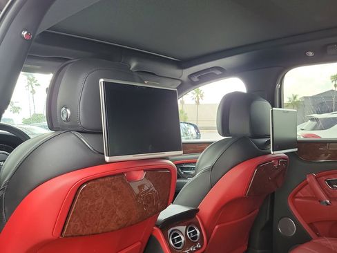 Used 2018 Bentley Bentayga AWD/4WD image 12