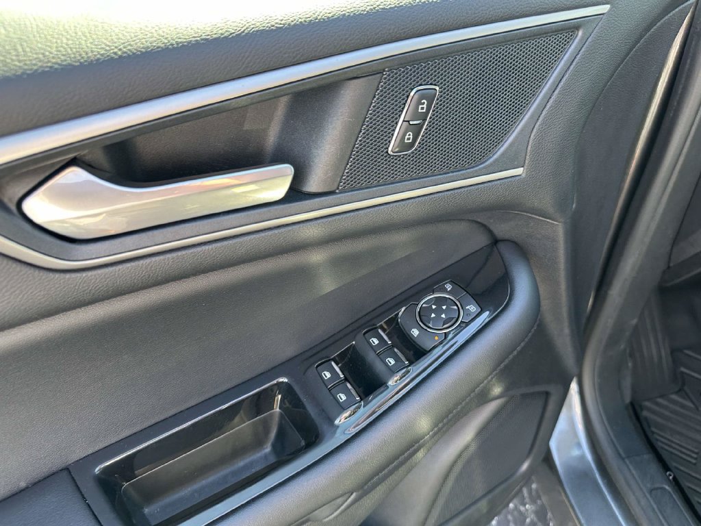 Used 2018 Ford Edge SEL w/ Equipment Group 201A AWD/4WD image 17