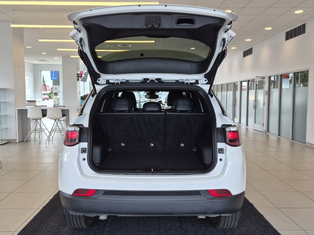 Used 2025 Jeep Compass Latitude AWD/4WD image 9