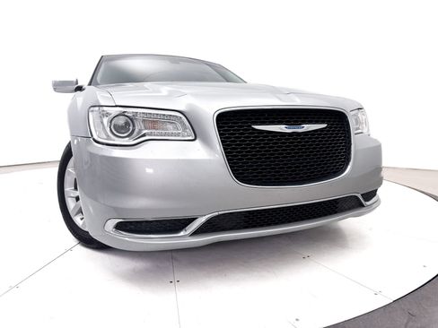 Used 2023 Chrysler 300 Touring RWD image 5