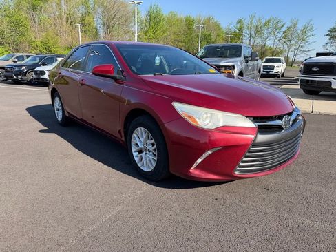Used 2016 Toyota Camry LE image 3