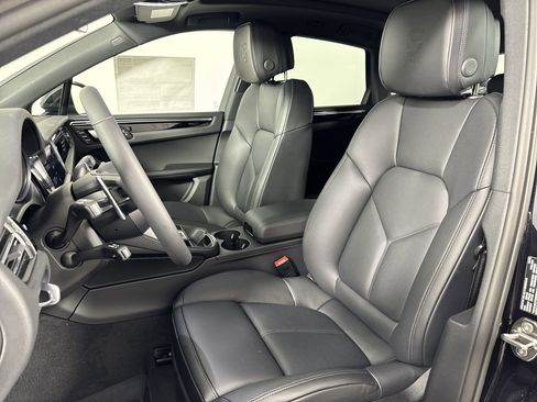 Certified 2025 Porsche Macan image 5
