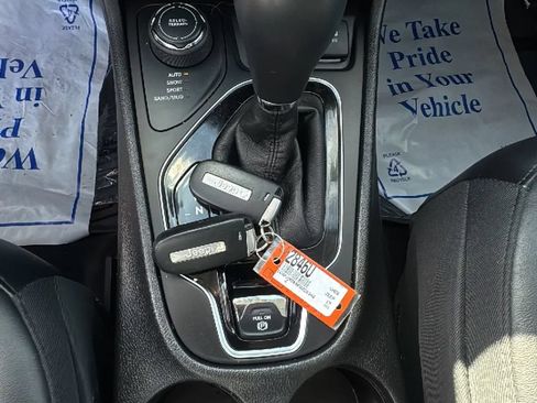 Used 2019 Jeep Cherokee Limited AWD/4WD image 25