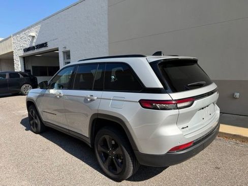 Used 2023 Jeep Grand Cherokee Altitude AWD/4WD image 6