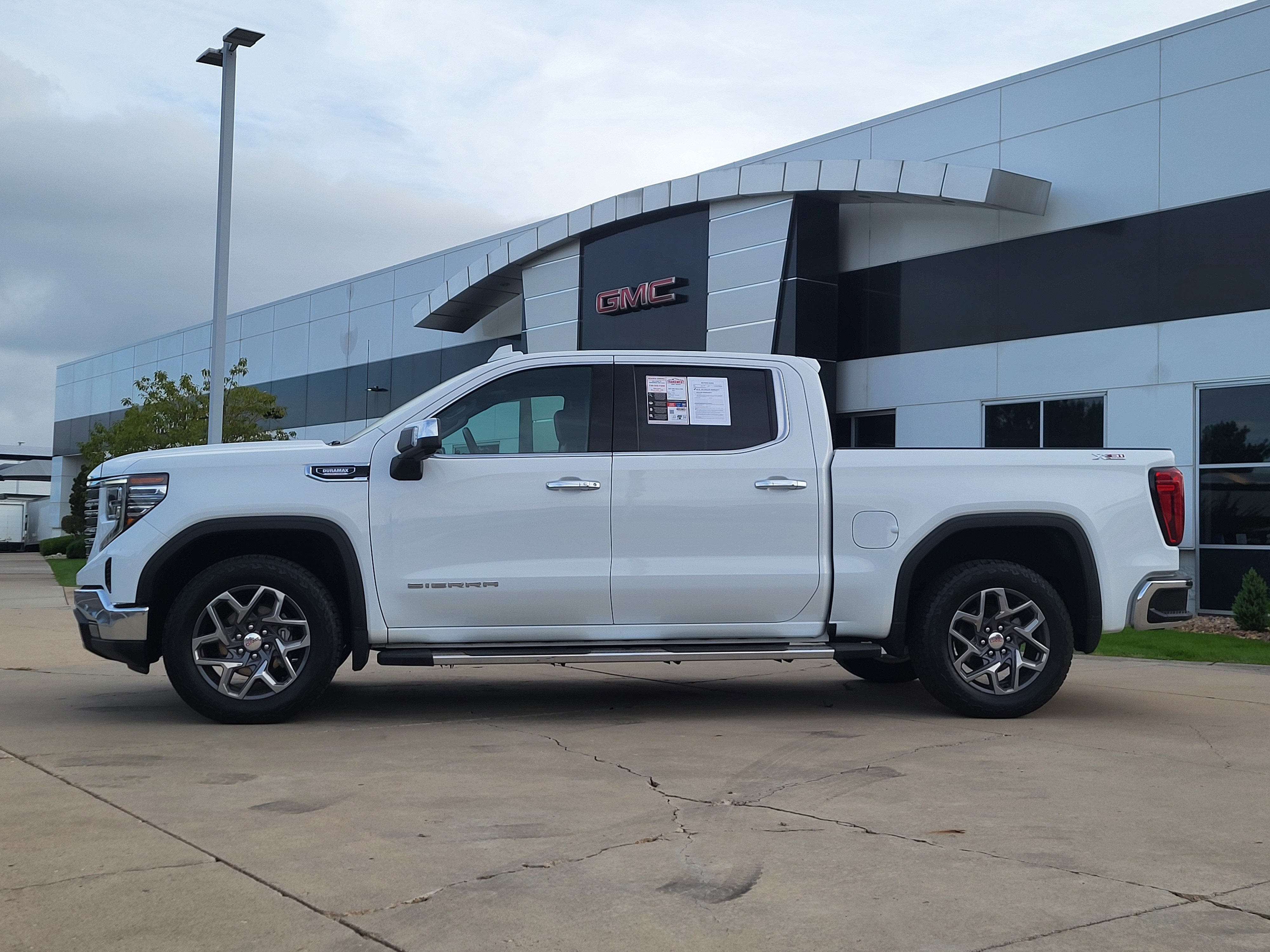 Used 2022 GMC Sierra 1500 SLT w/ SLT Premium Plus Package AWD/4WD image 4