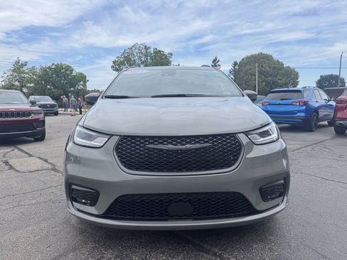 Used 2023 Chrysler Pacifica Touring-L w/ S Appearance Package AWD/4WD image 4