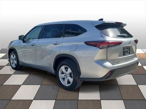 Used 2024 Toyota Highlander LE FWD image 5