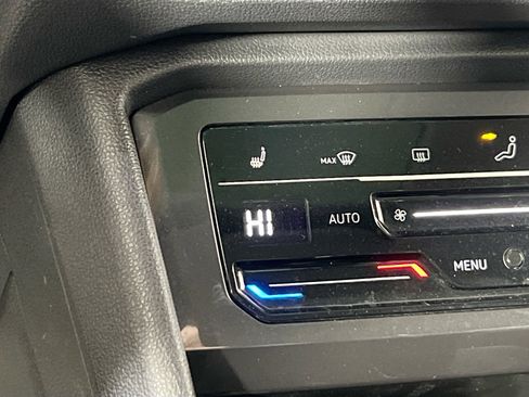 Used 2022 Volkswagen Tiguan SE AWD/4WD image 19