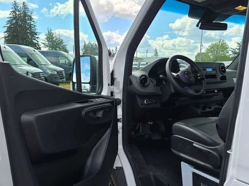Used 2025 Mercedes-Benz Sprinter 2500 image 21
