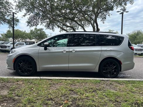 Used 2023 Chrysler Pacifica Touring-L w/ Uconnect Theater Family Group FWD image 1