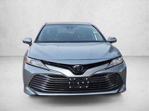 Used 2019 Toyota Camry XLE image 2