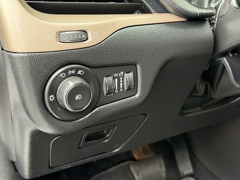 Used 2014 Jeep Cherokee Latitude AWD/4WD image 25