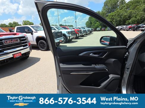 New 2026 Chevrolet Traverse LT w/ Sun and Wheel Package FWD image 12