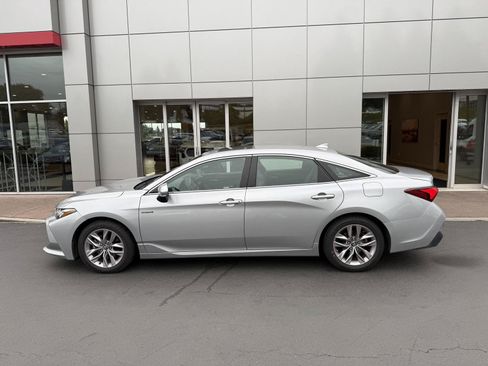 Used 2019 Toyota Avalon XLE w/ Moonroof Package FWD image 2