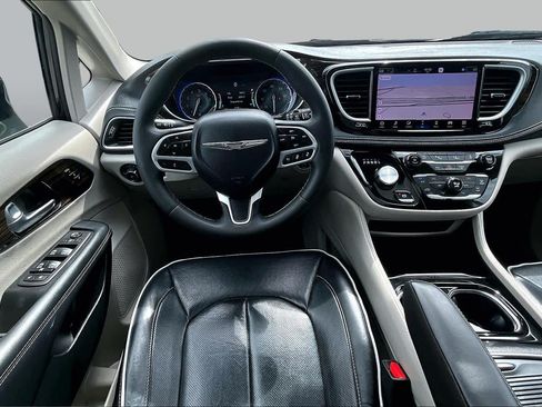 Used 2023 Chrysler Pacifica Limited FWD image 6