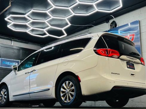 Used 2019 Chrysler Pacifica Touring-L FWD image 10