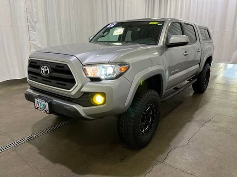 Used 2017 Toyota Tacoma SR5 AWD/4WD image 8