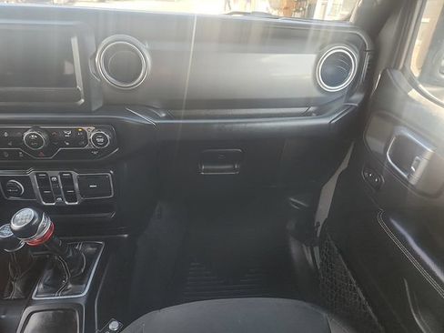 Used 2018 Jeep Wrangler Unlimited Sahara w/ Cold Weather Group AWD/4WD image 10