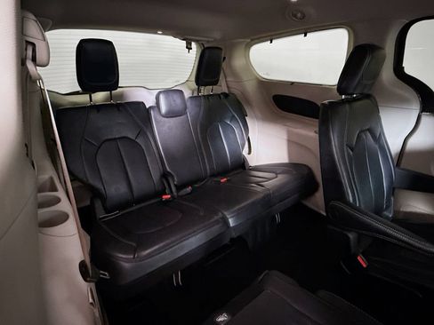Used 2022 Chrysler Pacifica Touring-L FWD image 26