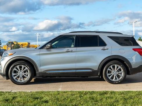 Used 2023 Ford Explorer XLT w/ Equipment Group 202A RWD image 4