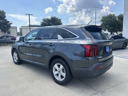 Used 2023 Kia Sorento LX FWD image 7