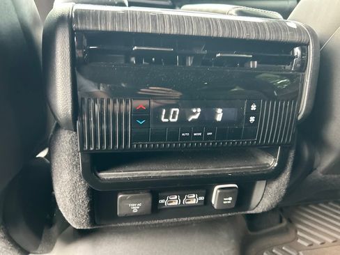 Used 2022 Jeep Wagoneer Series II AWD/4WD image 16
