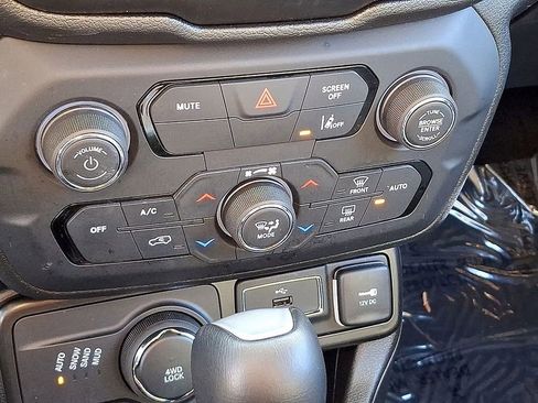 Used 2021 Jeep Renegade Limited image 15