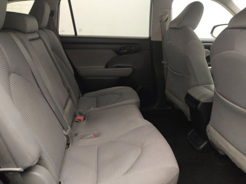 Used 2022 Toyota Highlander L image 19